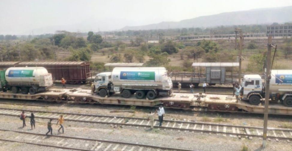 ऑक्सीजन एक्सप्रेस ने एक दिन में रिकॉर्ड 831 मीट्रिक टन तरल मेडिकल ऑक्‍सीजन की आपूर्ति की