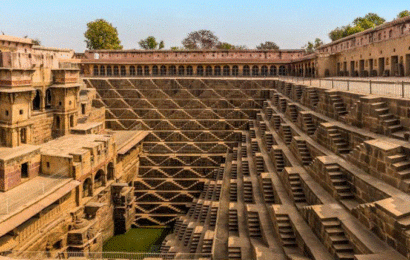 Chand Baori 410x260 - अद्भुत चांद बावड़ी जहाँ 3,500 संकरी सीढ़ियाँ हैं
