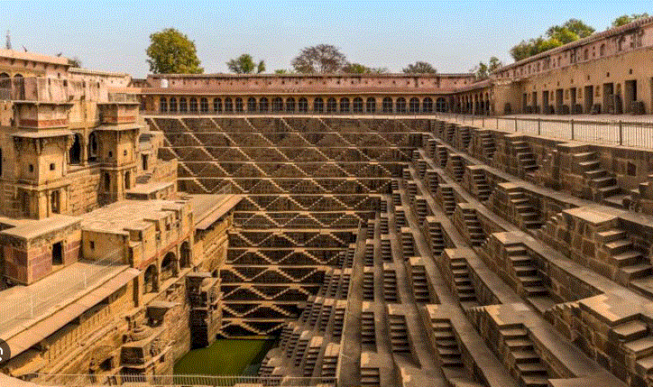 अद्भुत चांद बावड़ी जहाँ 3,500 संकरी सीढ़ियाँ हैं Chand Baori - अद्भुत चांद बावड़ी जहाँ 3,500 संकरी सीढ़ियाँ हैं