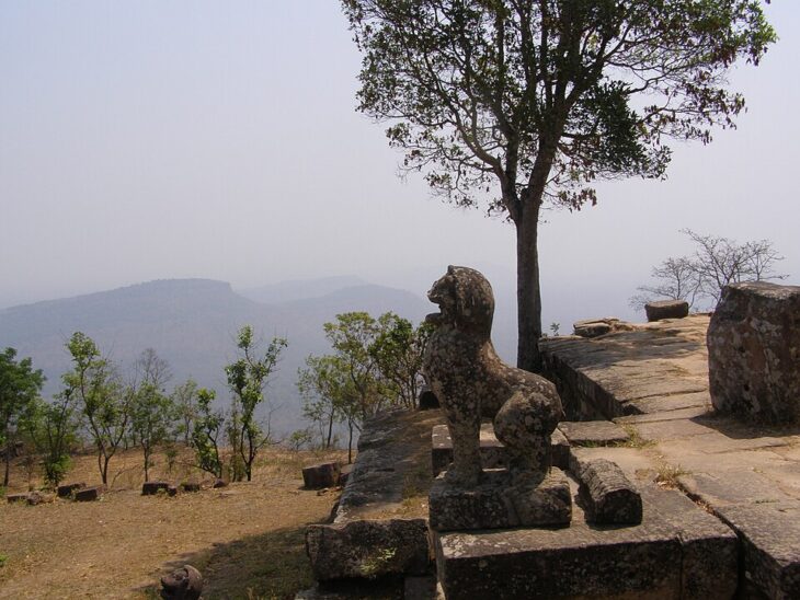 shiva temple 730x548 - थाईलैंड–कंबोडिया सीमा पर शिव मंदिर विवाद से तनाव बढ़ा