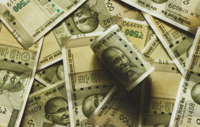 Rupee 410x260 - भारतीय रुपये में गिरावट: आर्थिक असर और विशेषज्ञों की राय