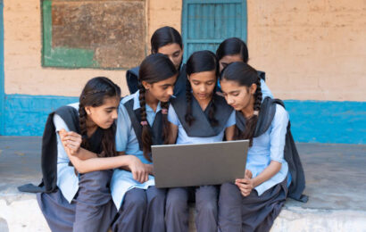 girls with computer 410x260 - बदलता भारत 2026: छोटे शहरों से उठती नई ताकत