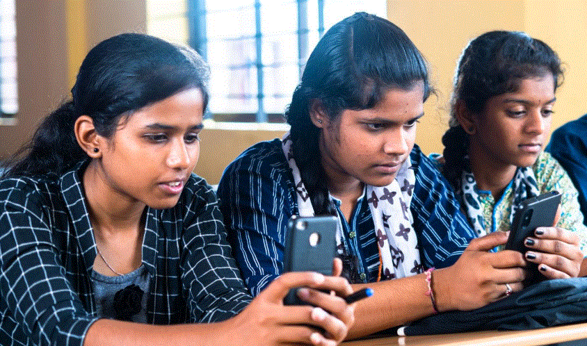 क्या भारत के स्कूलों में मोबाइल फोन पूरी तरह बैन होने चाहिए?