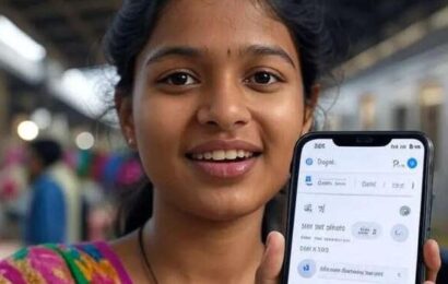 भारतीय युवती smartphone पर AI/translation tool इस्तेमाल करते हुए