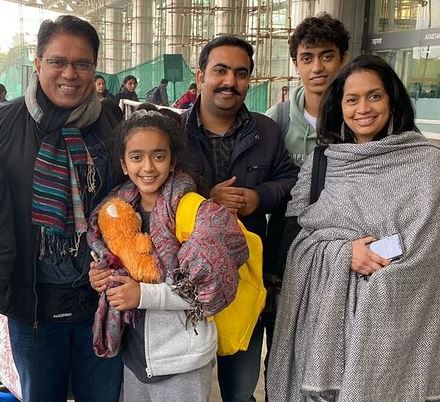 विदेश में वर्षों रहने के बाद NRI को अपना घर कहाँ लगता है? भारत, बचपन और बच्चों के बीच पहचान की तलाश