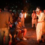 गोंधल फिल्म में मशालों के बीच गोंधली कलाकार